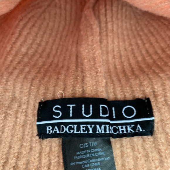 BADGLEY MISCHKA tuque - Picture 6 of 7